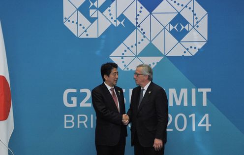 Photograph of Prime Minister Abe shaking hands with the President of the European Commission