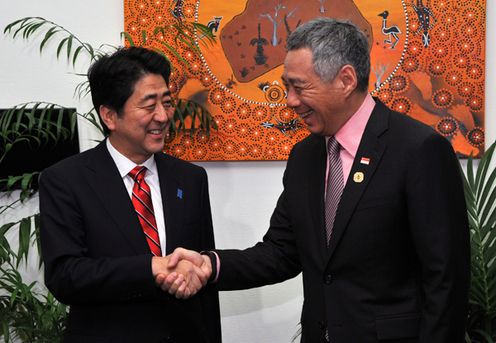 Photograph of Prime Minister Abe shaking hands with the Prime Minister of Singapore