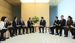 Photograph of Prime Minister Abe receiving the proposal (1)