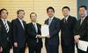Photograph of Prime Minister Abe receiving the proposal (2)