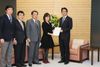 Photograph of the Prime Minister receiving a proposal on economic measures from the LDP (2)
