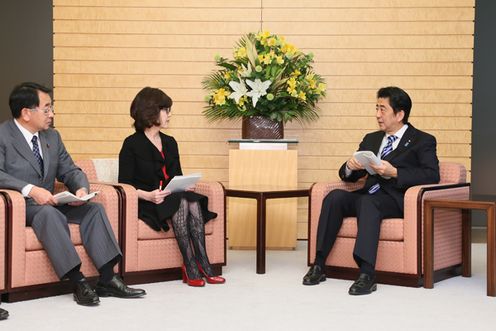 Photograph of the Prime Minister receiving a proposal on economic measures from the LDP (1)