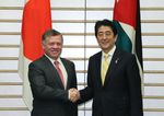 Photograph of Prime Minister Abe shaking hands with the King of Jordan