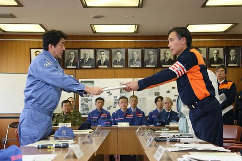 Photograph of Prime Minister Abe receiving a written request from the Governor of Nagano Prefecture