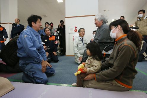 Photograph of the Prime Minister encouraging evacuees at an evacuation center (2)