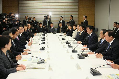 Photograph of the Prime Minister giving instructions (2)