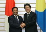 Photograph of Prime Minister Abe shaking hands with the President of Palau