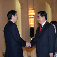 Photograph of Prime Minister Abe shaking hands with President Hu Jintao