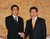 Photograph of Prime Minister Abe shaking hands with President Roh Moo Hyun