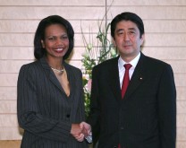 Photograph of Prime Minister Abe and U.S. Secretary of State Rice shaking hands