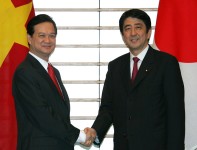 Photograph of Prime Minister Abe shaking hands with Prime Minister Dung