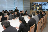 Photograph of Prime Minister holding a video conference with the Local Headquarters for Disaster Control