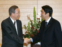 Photograph of Prime Minister Abe shaking hands with Minister Ban