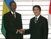 Photograph of Prime Minister Abe shaking hands with President Kagame