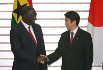 Photograph of Prime Minister Abe shaking hands with President Kufuor