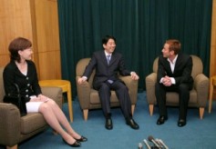 Photograph of Prime Minister Abe enjoying talking with Mr. Nakata