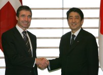 Photograph of Prime Minister Abe shaking hands with Danish Prime Minister Rasmussen