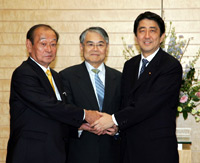 Photograph of Prime Minister Abe receiving a courtesy call from Governor Inamine and Governor-elect Nakaima of Okinawa Prefecture
