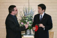 Photograph of Prime Minister Abe enjoying conversation with Bono of U2