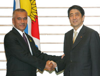 Photograph of Prime Minister Abe shaking hands with President Tong