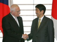 Photograph of Prime Minister Abe shaking hands with President Klaus of the Czech Republic