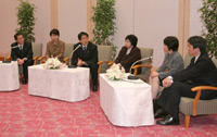 Photograph of Prime Minister talking with abductees who have returned from North Korea