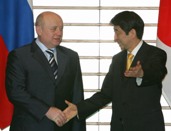 Photograph of Prime Minister Abe shaking hands with Prime Minister Fradkov