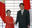 Photograph of Prime Minister Abe shaking hands with President Arroyo