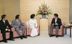 Photograph of the Prime Minister receiving courtesy calls from the President of Niigata Okami Association and others