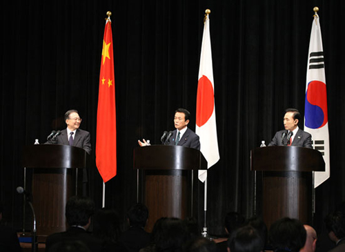 Photograph of Joint Press Conference following the Japan-China-ROK Trilateral Summit Meeting