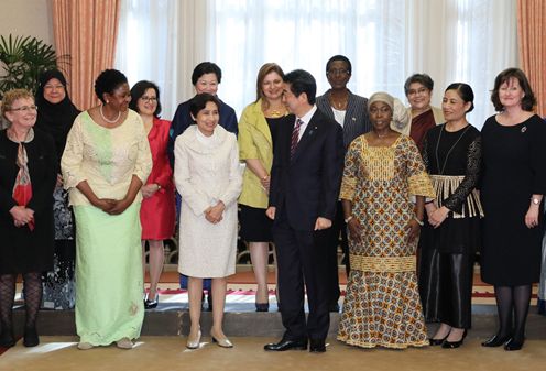 Photograph of the Prime Minister attending a commemorative photograph session (1)