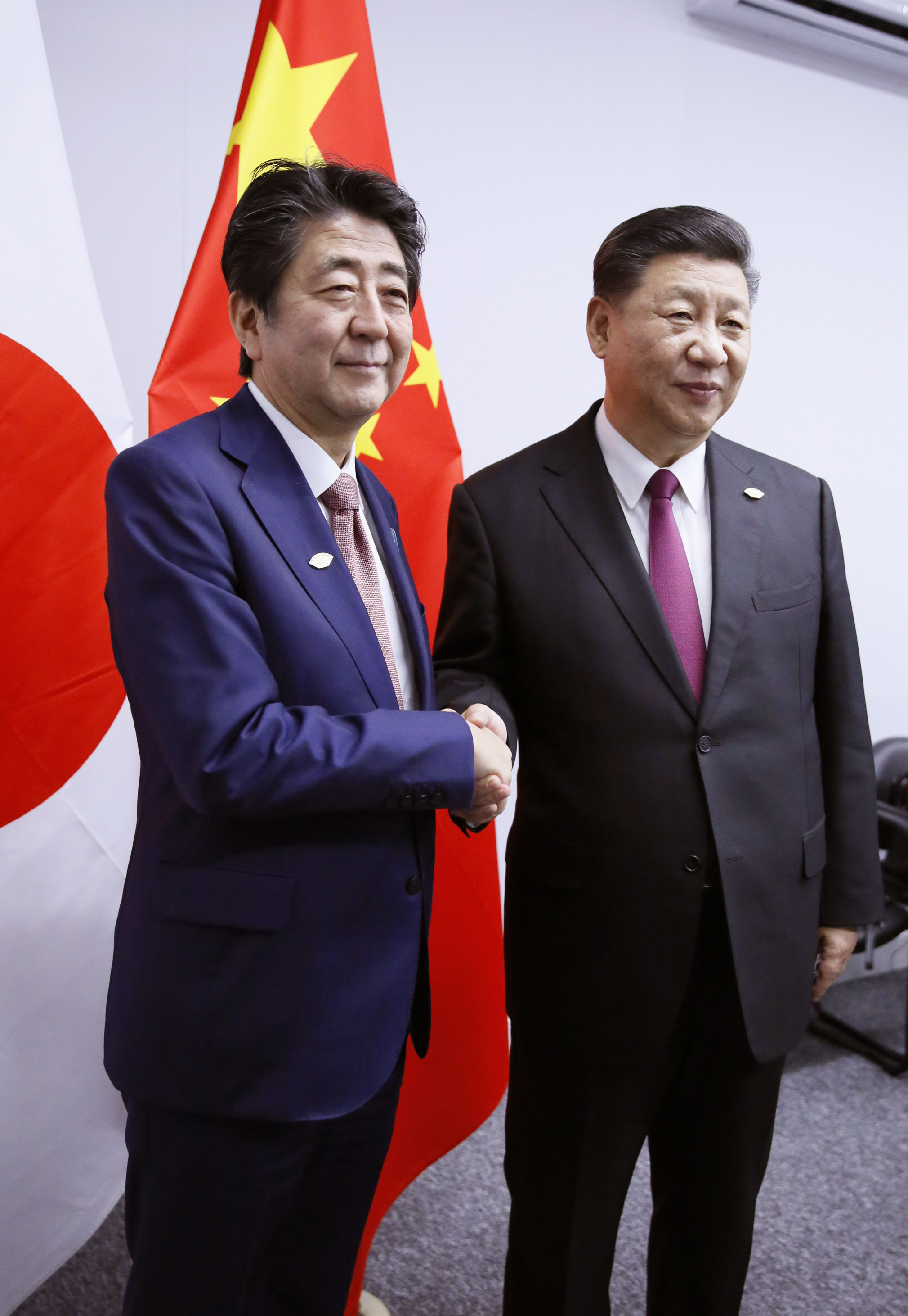 Photograph of the Japan-China Summit Meeting (1) (pool photo)