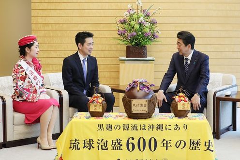 Photograph of the Prime Minister being presented with Ryukyu Awamori (1)