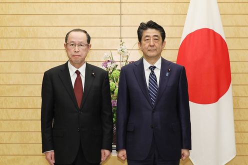 Photograph of the Prime Minister attending a photograph session with the newly appointed Parliamentary Vice-Minister Miyajima (1)