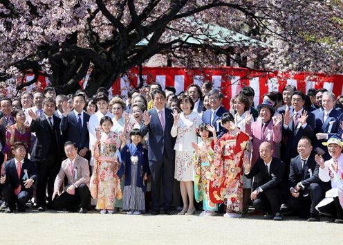 Photograph of the Prime Minister having a photograph taken with guests (1)