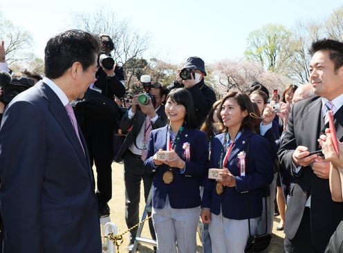 Photograph of the Prime Minister conversing with guests (2)