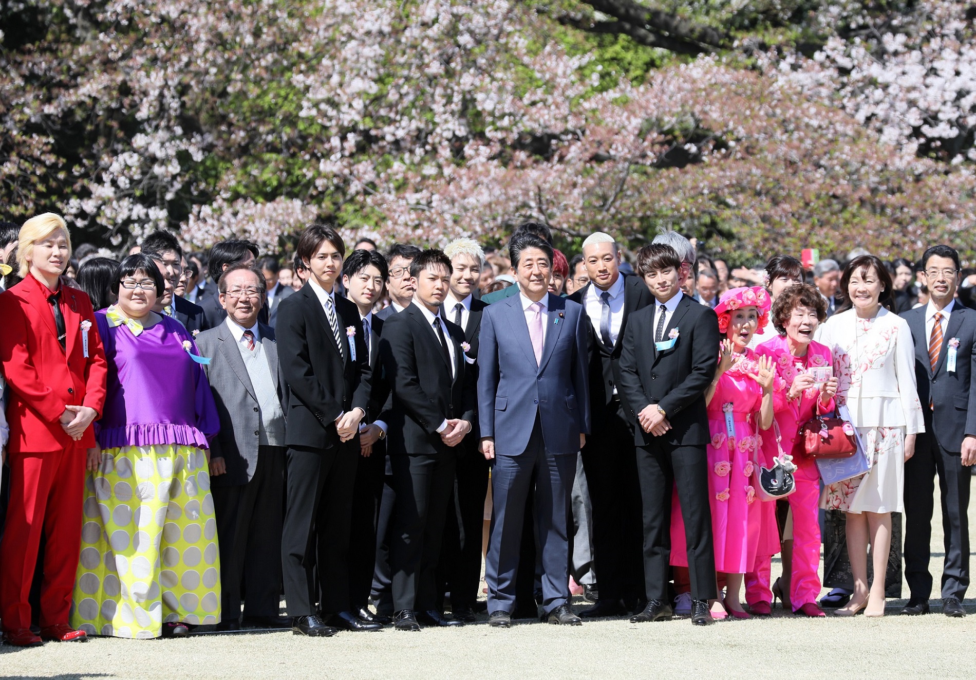 Photograph of the Prime Minister having a photograph taken with guests (2)