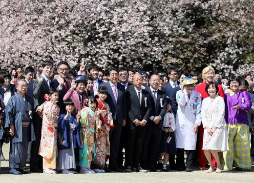 Photograph of the Prime Minister having a photograph taken with guests (3)