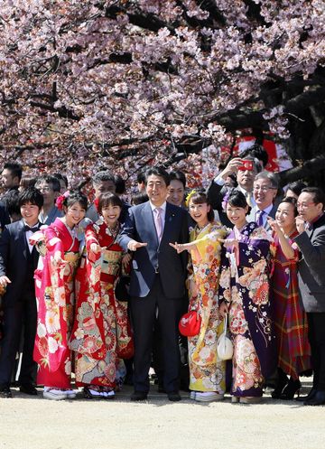 Photograph of the Prime Minister having a photograph taken with guests (4)