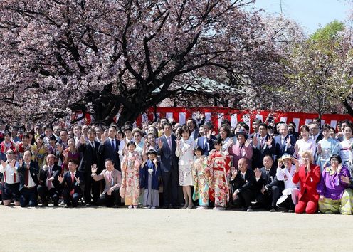 Photograph of the Prime Minister having a photograph taken with guests (5)