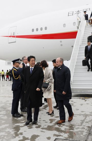 Photograph of the Prime Minister arriving in Canada (2)