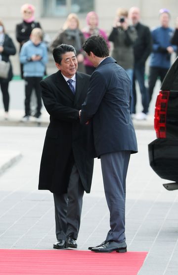 Photograph of the Prime Minister being welcomed by the Prime Minister of Canada (1)