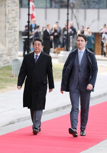 Photograph of the Prime Minister being welcomed by the Prime Minister of Canada (2)