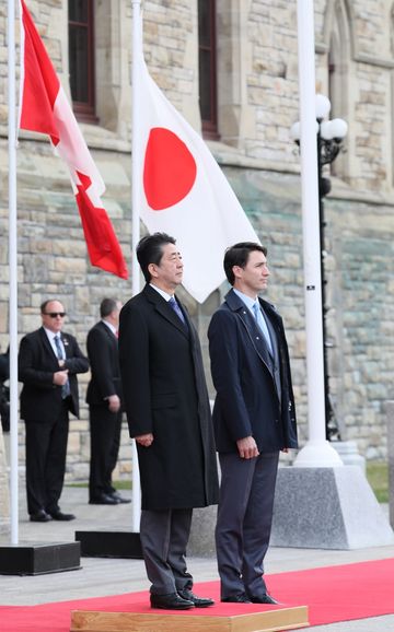 Photograph of the Prime Minister being welcomed by the Prime Minister of Canada (3)