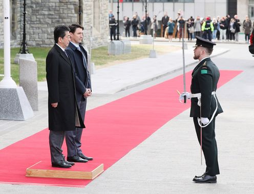 Photograph of the Prime Minister being welcomed by the Prime Minister of Canada (4)