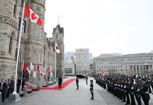 Photograph of the Prime Minister being welcomed by the Prime Minister of Canada (5)