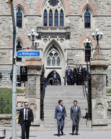 Photograph of the leaders heading to the signing ceremony and joint press conference (2)