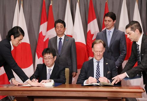 Photograph of the leaders attending the signing ceremony (1)