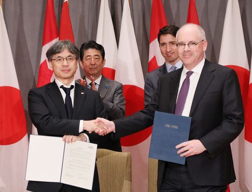 Photograph of the leaders attending the signing ceremony (2)