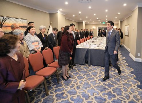 Photograph of the Prime Minister receiving a courtesy call from Japanese Canadians (1)